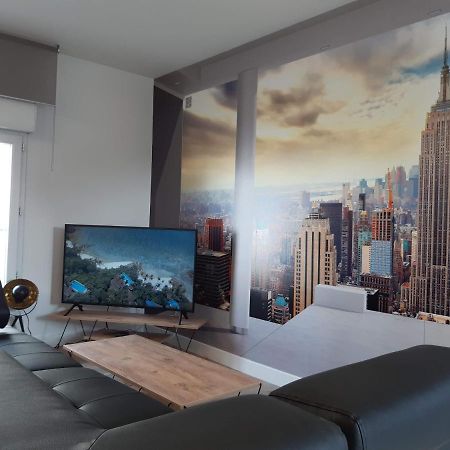 Appartement Renove Le New-York En Centre Ville - Terrasse Et Parking - Non Climatise La Roche-Chalais Esterno foto