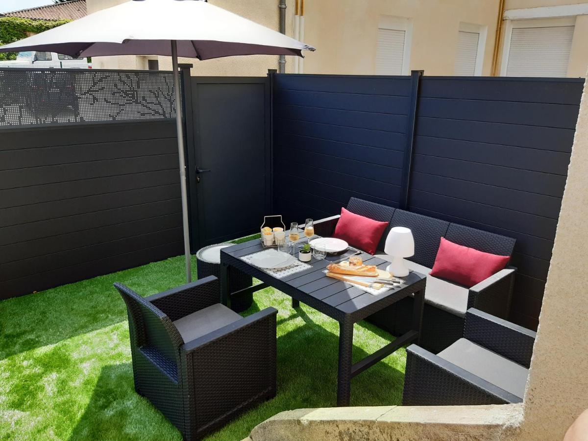 Appartement Renove Le New-York En Centre Ville - Terrasse Et Parking - Non Climatise La Roche-Chalais Esterno foto