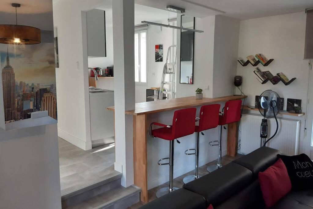 Appartement Renove Le New-York En Centre Ville - Terrasse Et Parking - Non Climatise La Roche-Chalais Esterno foto