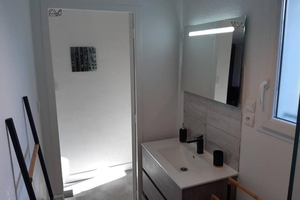 Appartement Renove Le New-York En Centre Ville - Terrasse Et Parking - Non Climatise La Roche-Chalais Esterno foto