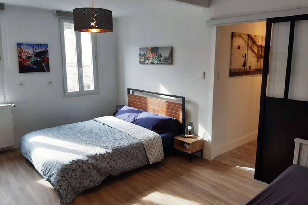 Appartement Renove Le New-York En Centre Ville - Terrasse Et Parking - Non Climatise La Roche-Chalais Esterno foto