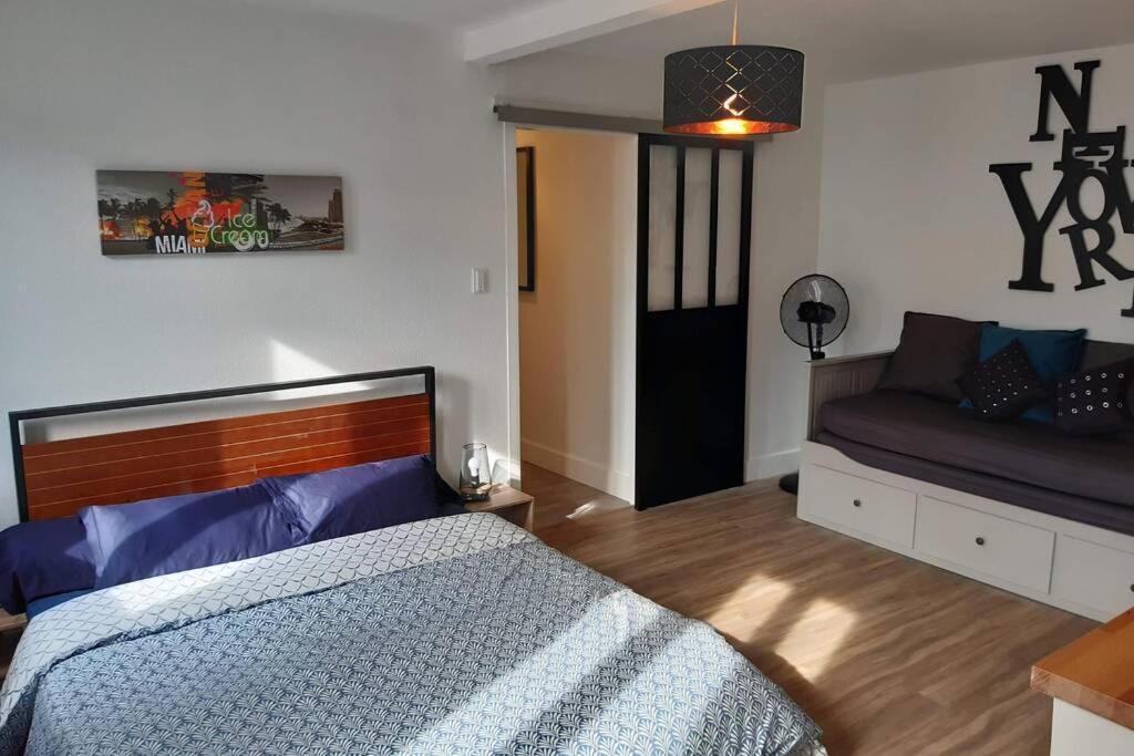 Appartement Renove Le New-York En Centre Ville - Terrasse Et Parking - Non Climatise La Roche-Chalais Esterno foto