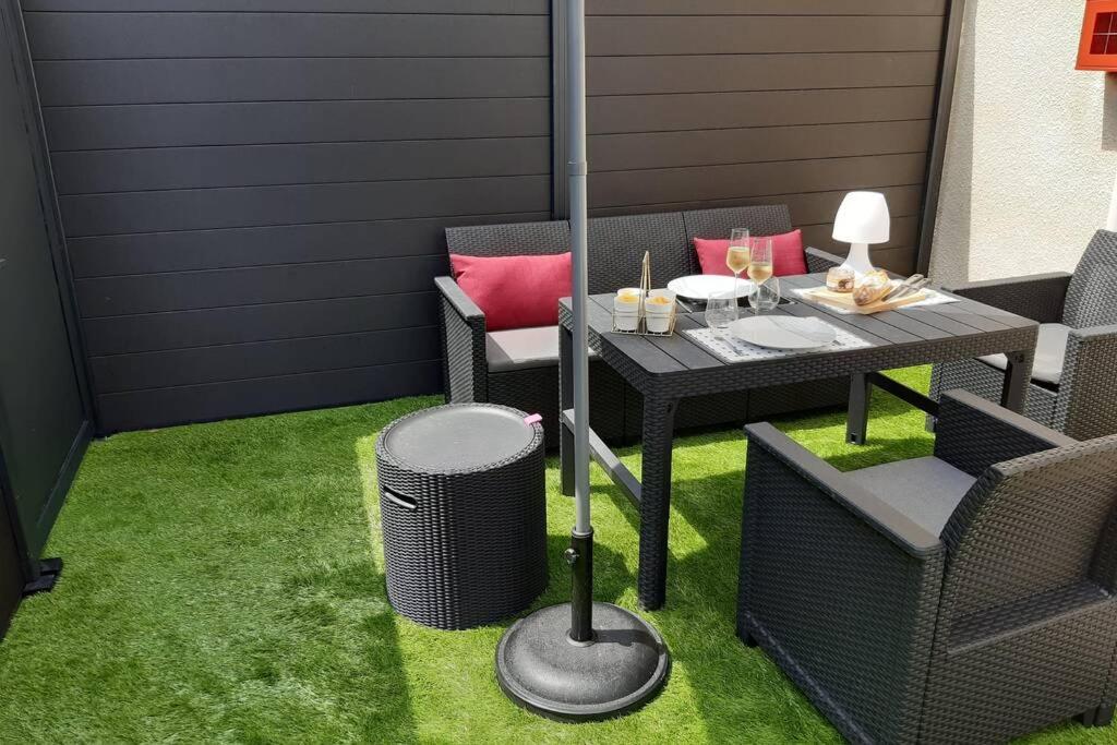 Appartement Renove Le New-York En Centre Ville - Terrasse Et Parking - Non Climatise La Roche-Chalais Esterno foto