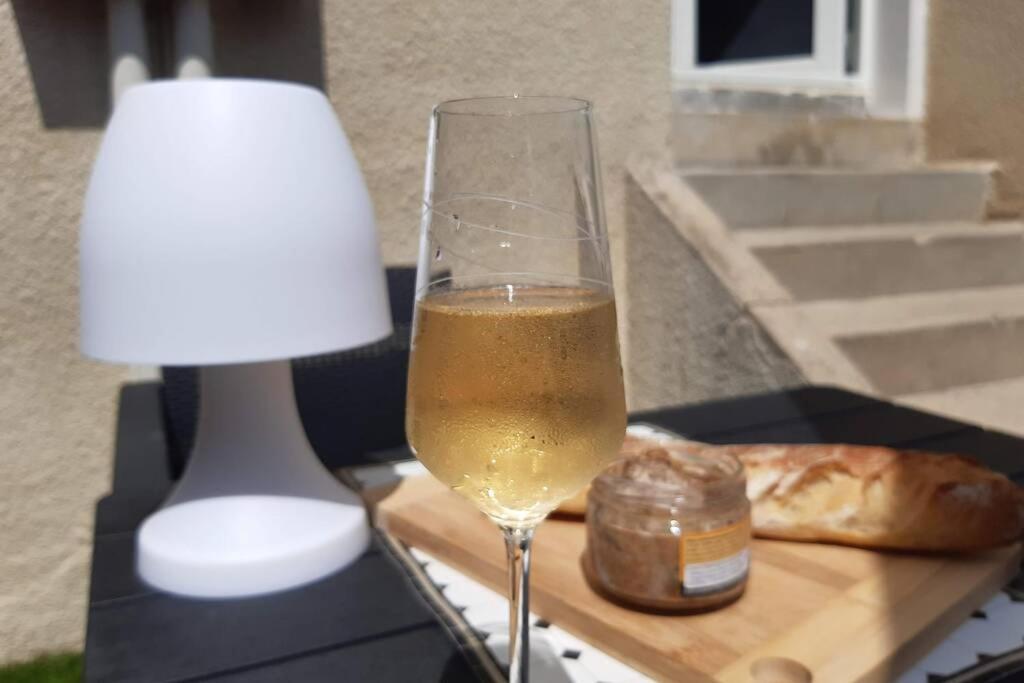 Appartement Renove Le New-York En Centre Ville - Terrasse Et Parking - Non Climatise La Roche-Chalais Esterno foto